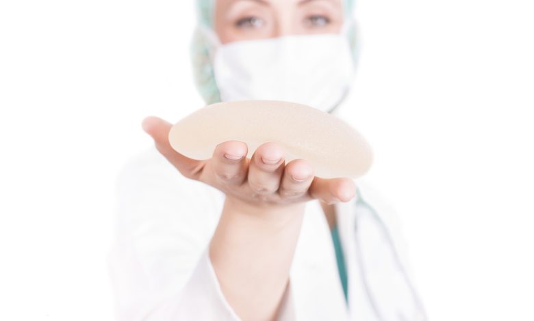 Colocar silicone dói Entenda como é a recuperação após a cirurgia de prótese mamária